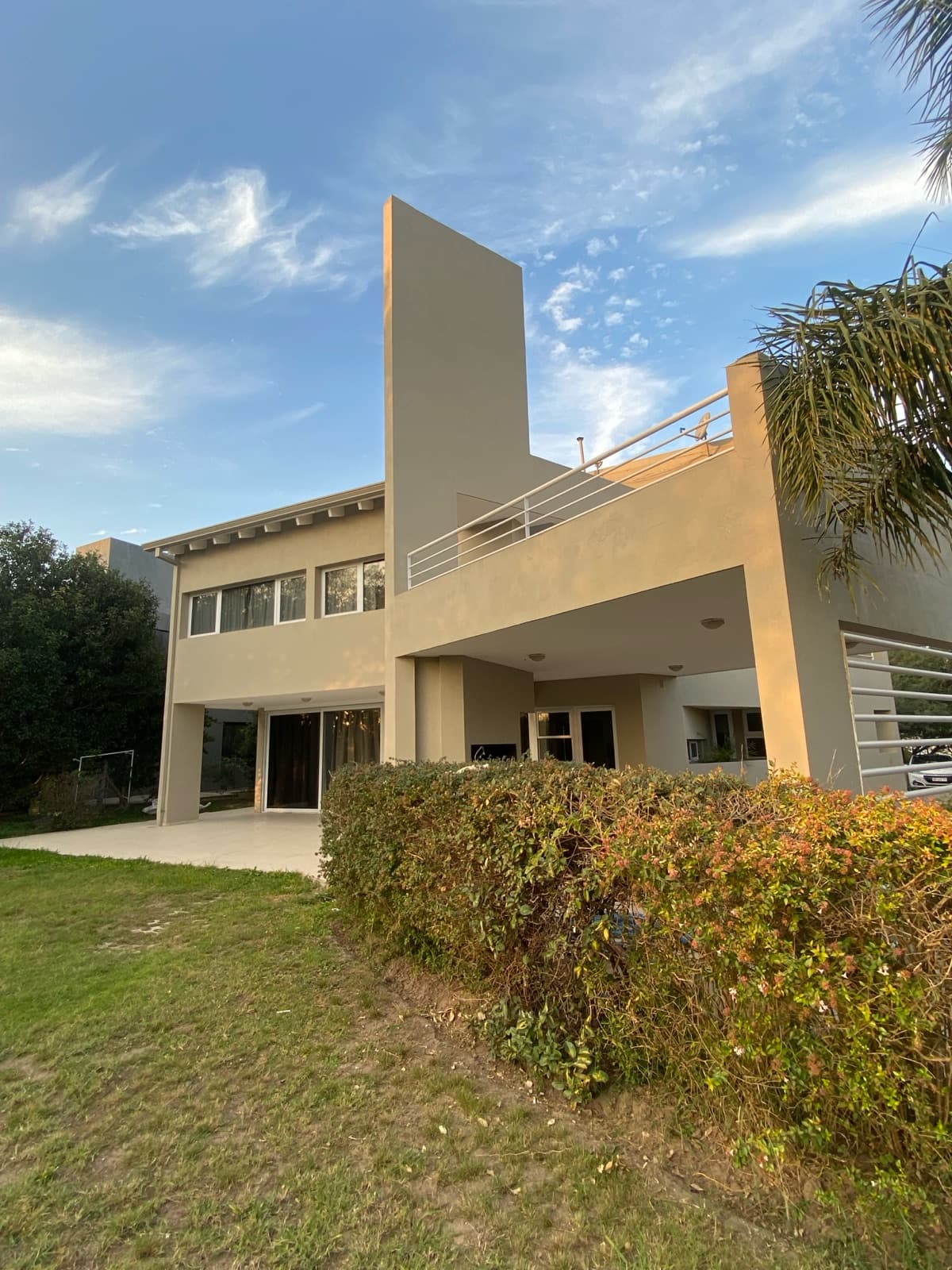 HOUSE FOR RENT IN COSTA VERDE