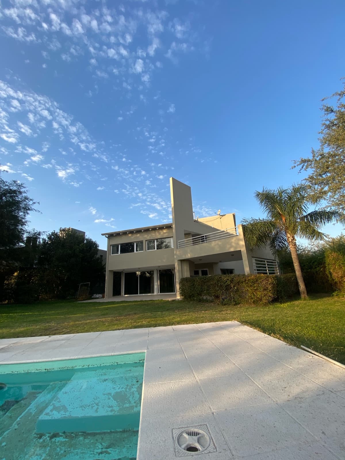 HOUSE FOR RENT IN COSTA VERDE