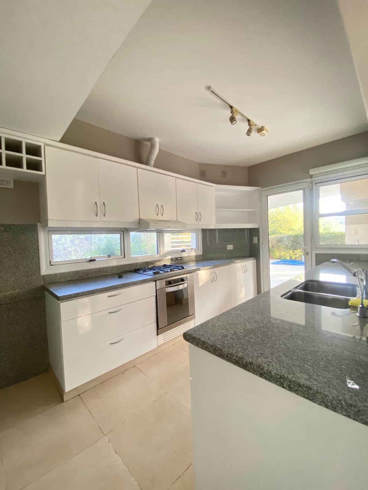 HOUSE FOR RENT IN COSTA VERDE