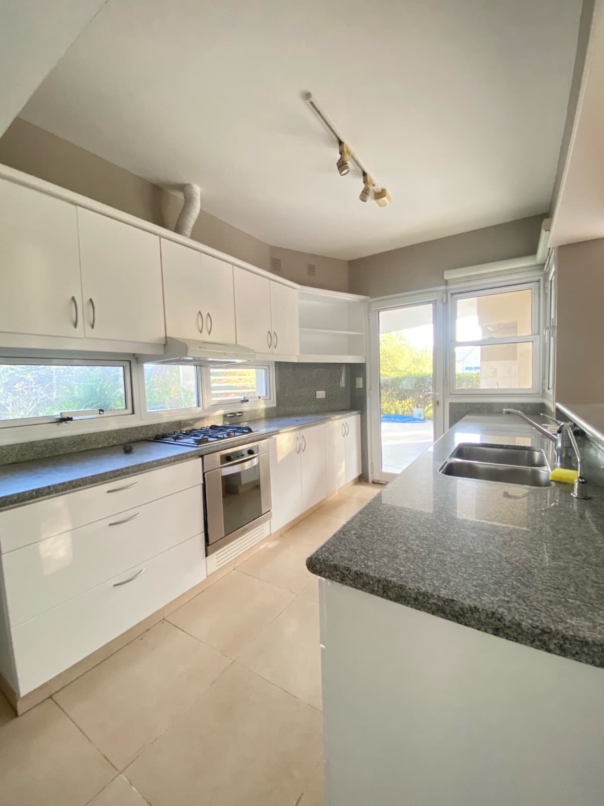HOUSE FOR RENT IN COSTA VERDE