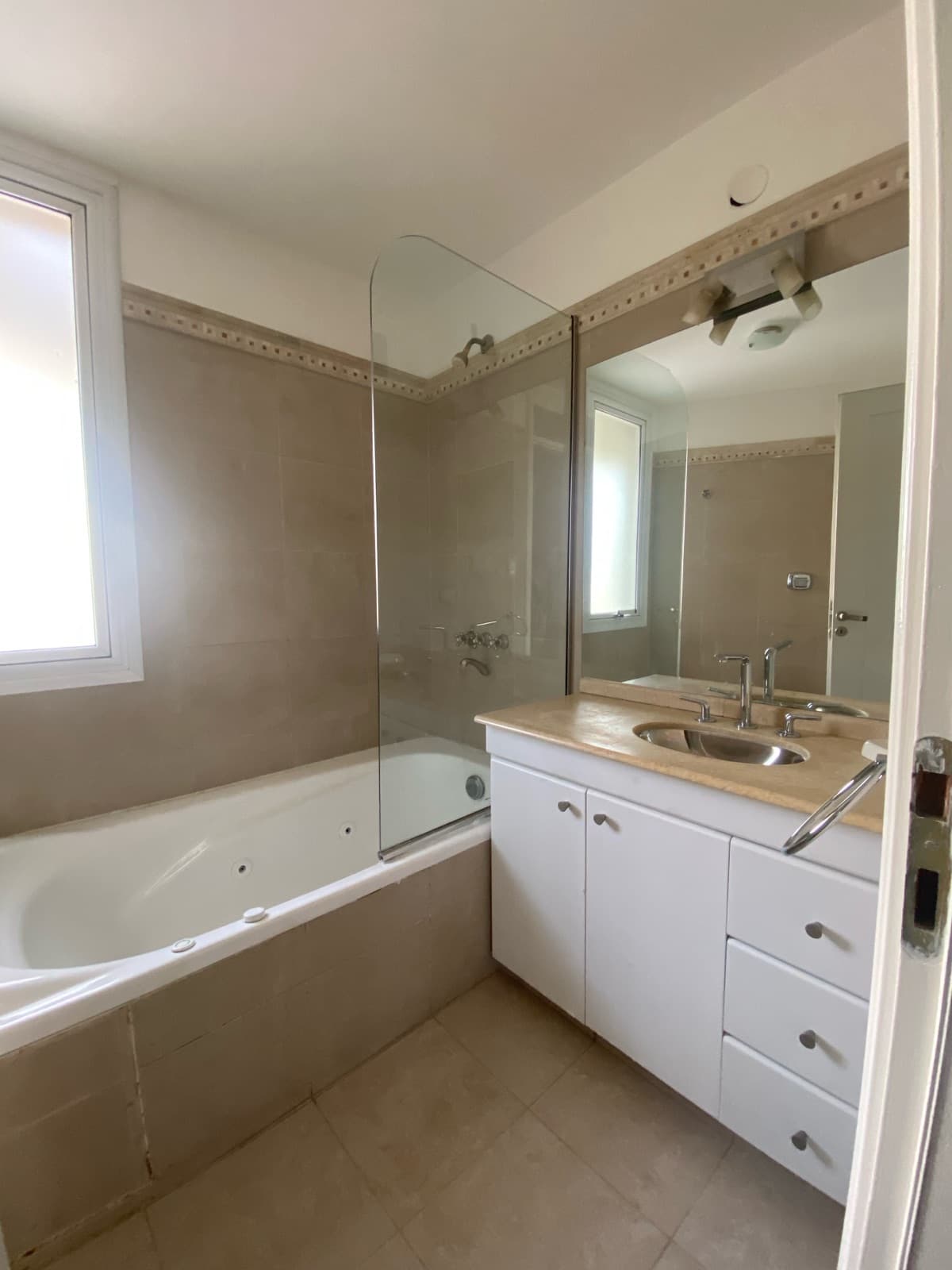 HOUSE FOR RENT IN COSTA VERDE