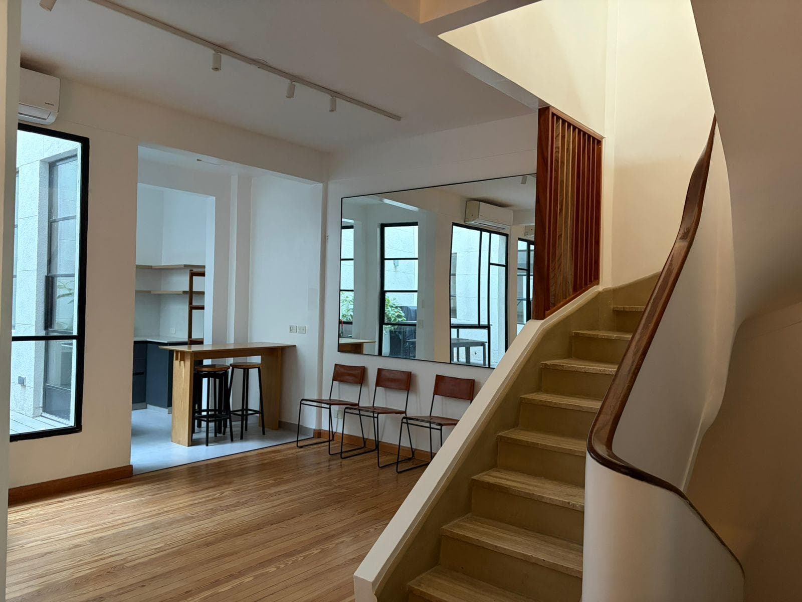 Departamento en Alquiler en Mart.-Vias/Libertador con terraza grande