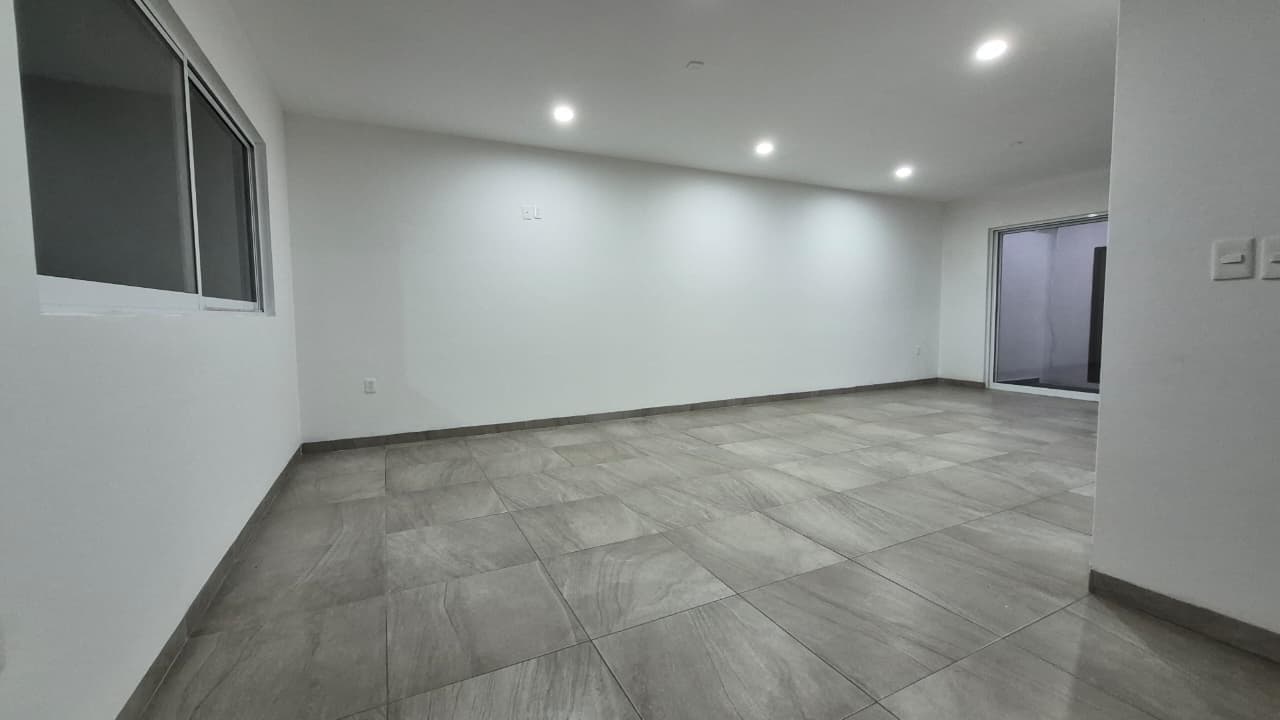 Casa con 3 Recámaras con A/C, Terraza, jardín techado y cochera para 3 autos en Sierra Nogal
