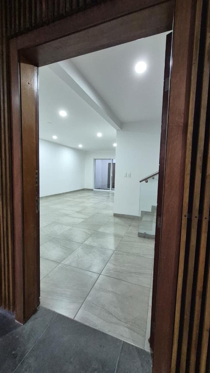 Casa con 3 Recámaras con A/C, Terraza, jardín techado y cochera para 3 autos en Sierra Nogal