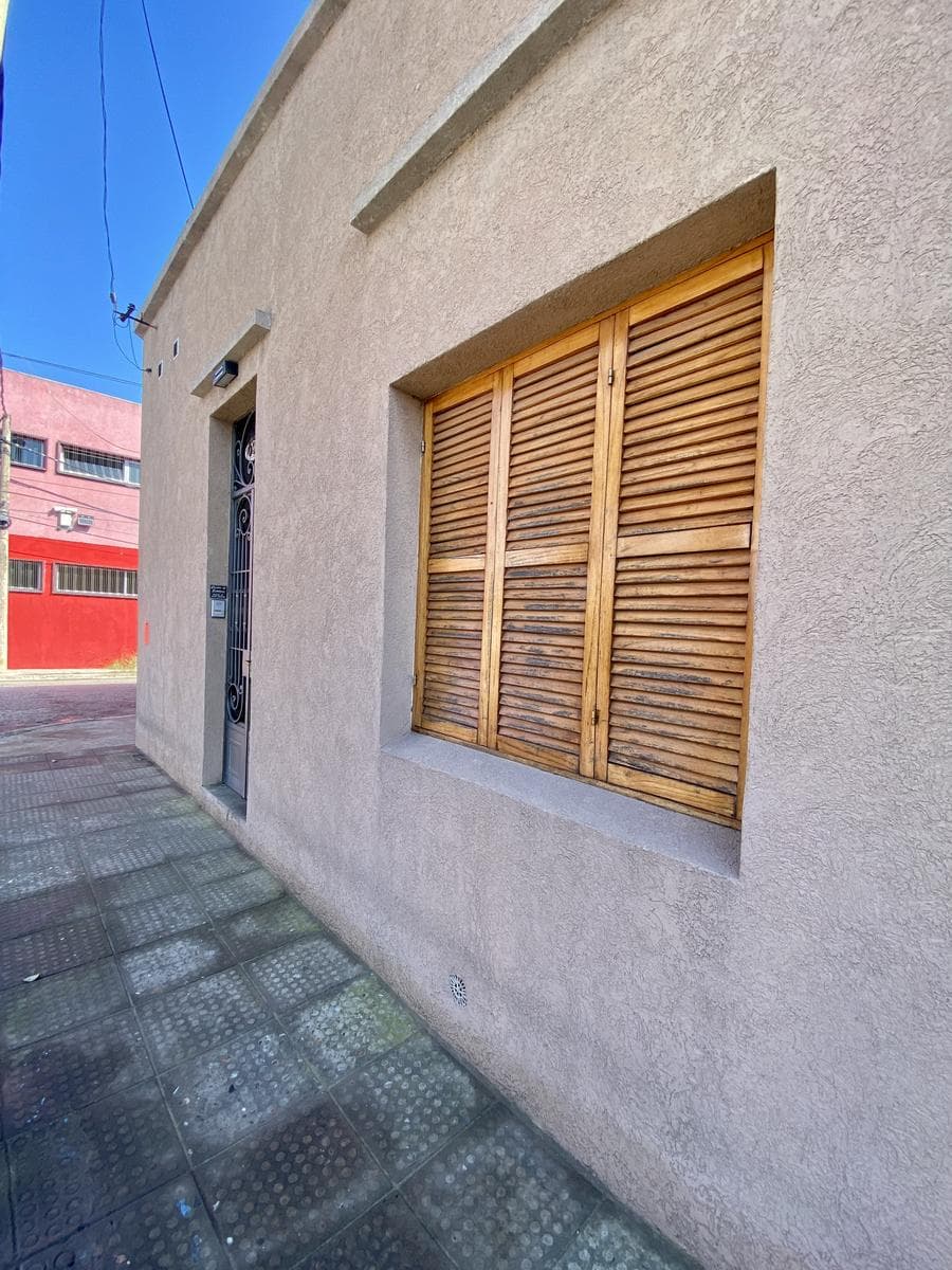 5-room house for sale. Patio with garage. Ideal for a family home. Downtown Zarate