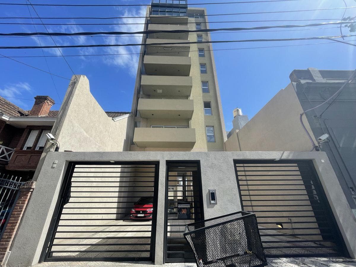 3-ROOM APARTMENT FOR SALE WITH POOL IN DOWNTOWN QUILMES, NEAR PLAZA CONESA
