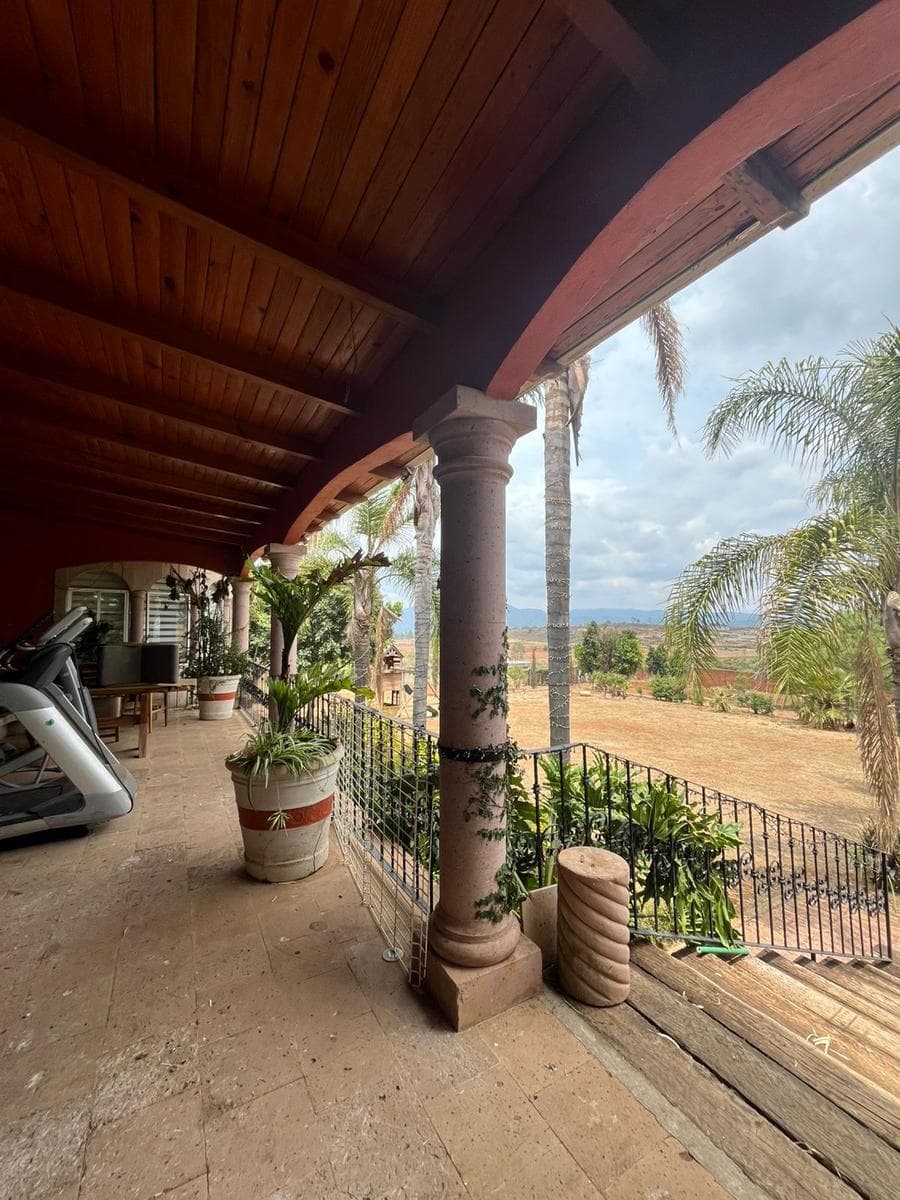 PROPERTY IN JOYA DE LA HUERTA ON 5,000 M²
