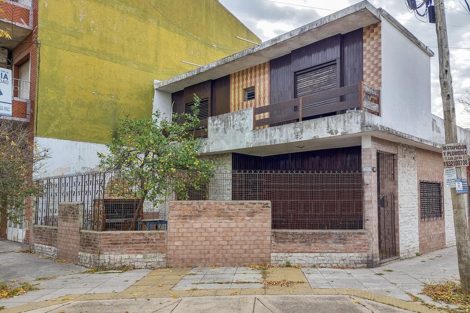 Corner house | 3 bedrooms, garage, and terrace | Nueva Pompeya