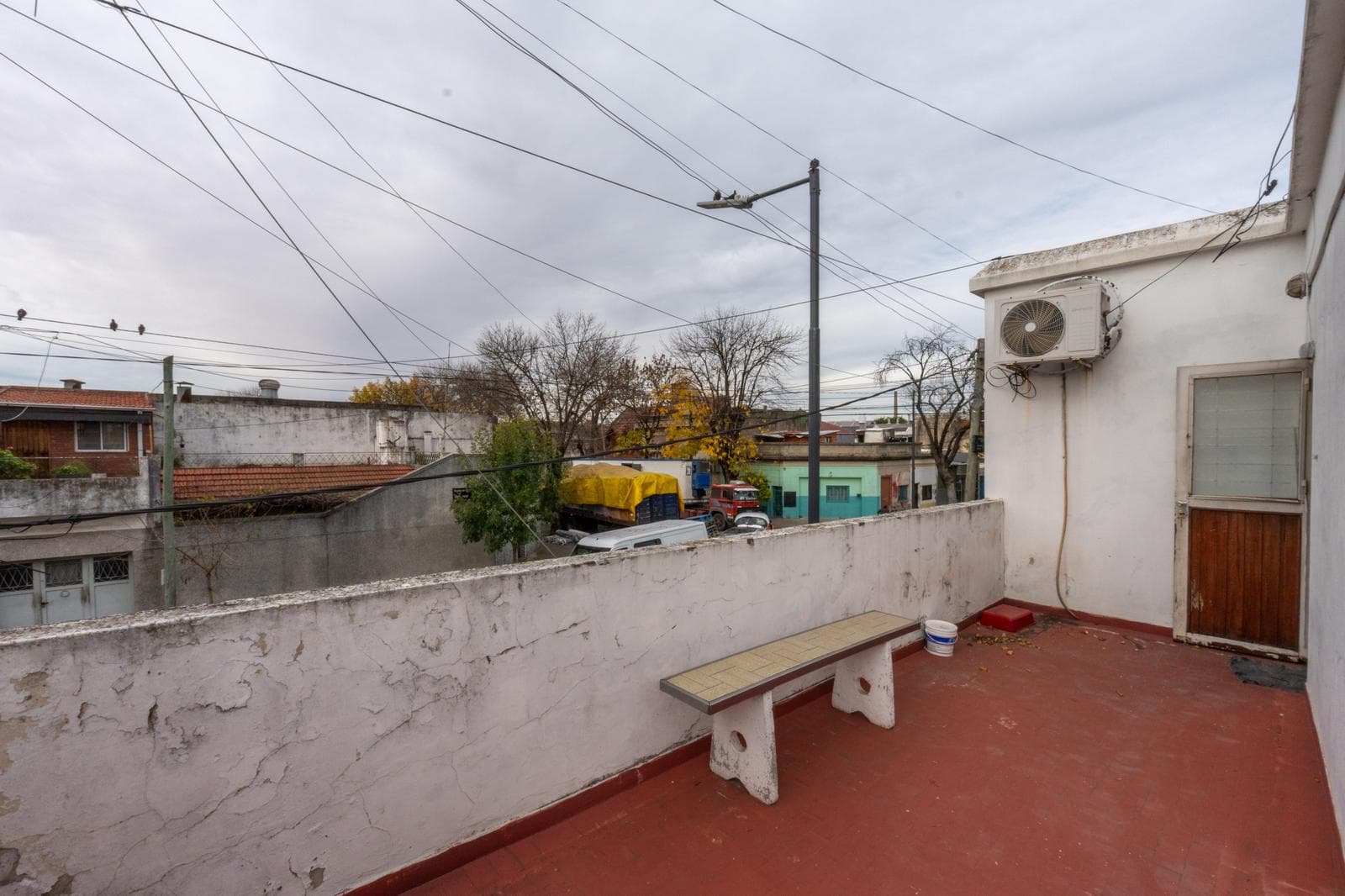 Corner house | 3 bedrooms, garage, and terrace | Nueva Pompeya