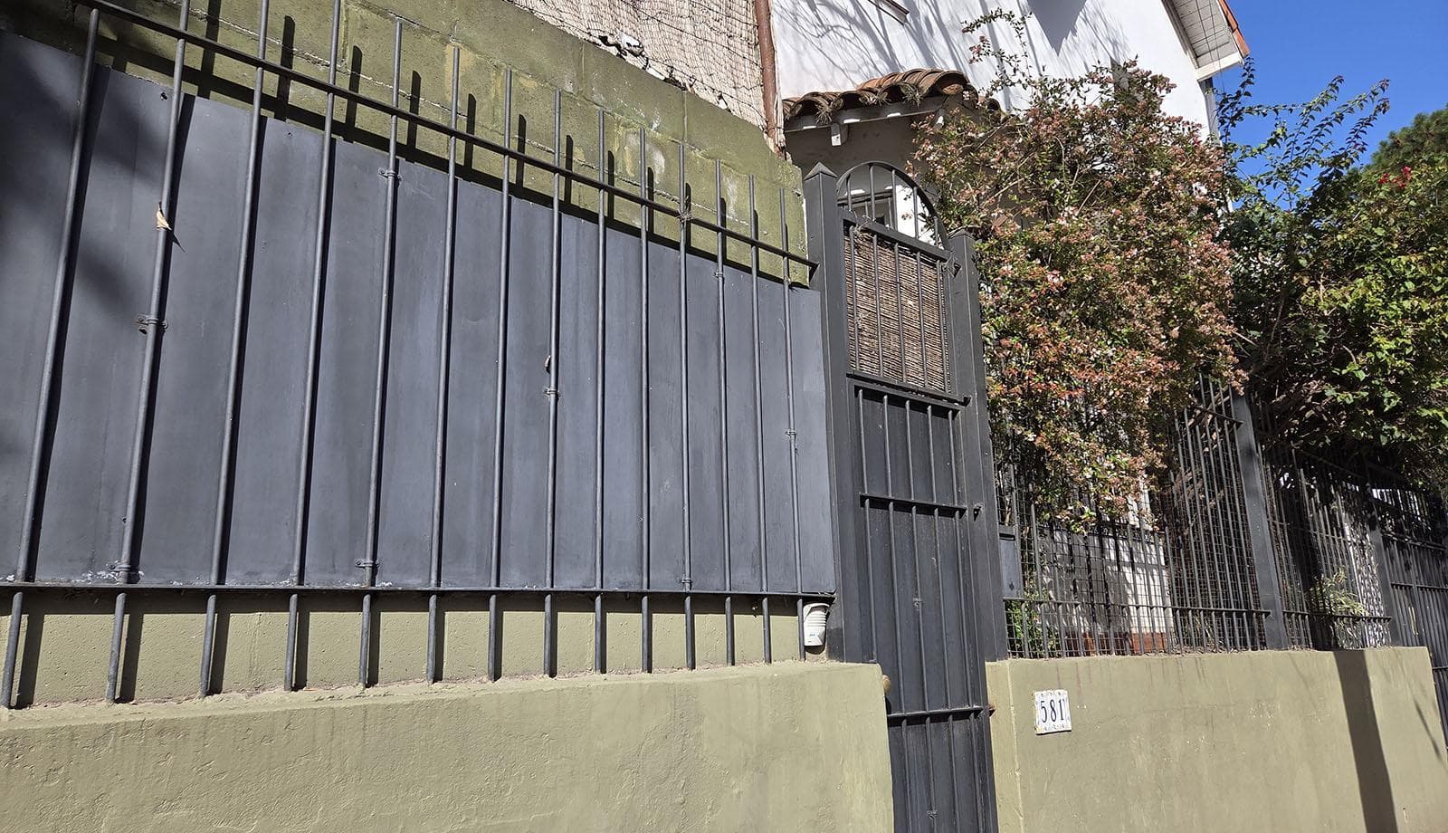 OPPORTUNITY! House for Sale on a Large Lot. FOR INVESTORS!!! 500 Uriburu, Corner of Av. Libertador