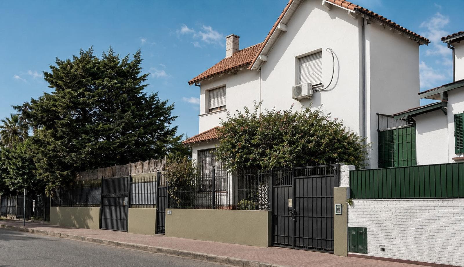 OPPORTUNITY! House for Sale on a Large Lot. FOR INVESTORS!!! 500 Uriburu, Corner of Av. Libertador