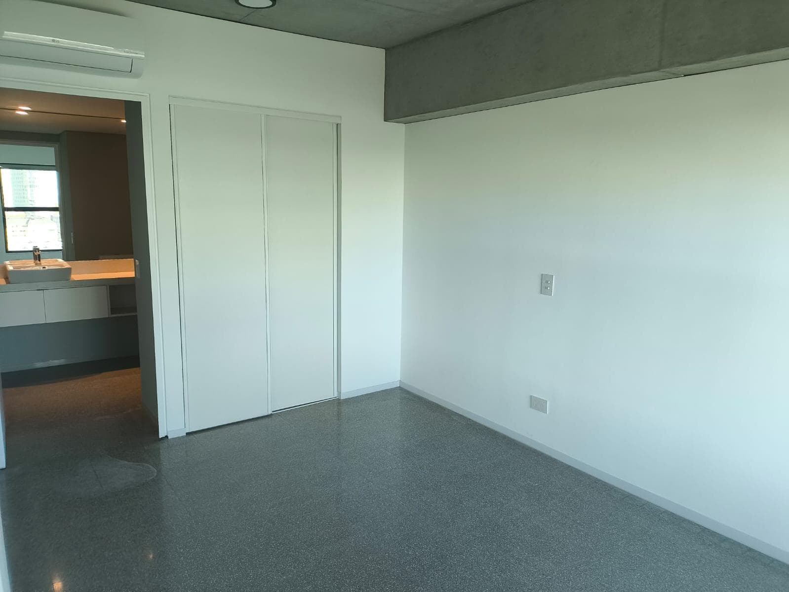 3-Room Apartment for Rent in Puerto Madero—Bright with an Unobstructed View!!