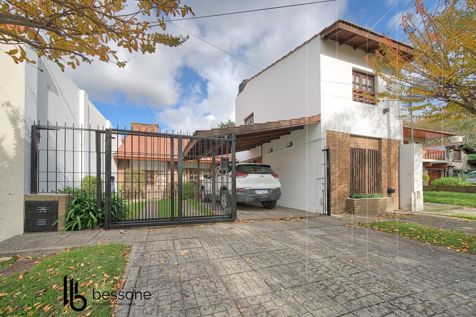 House plus 2 apartments in Constitución