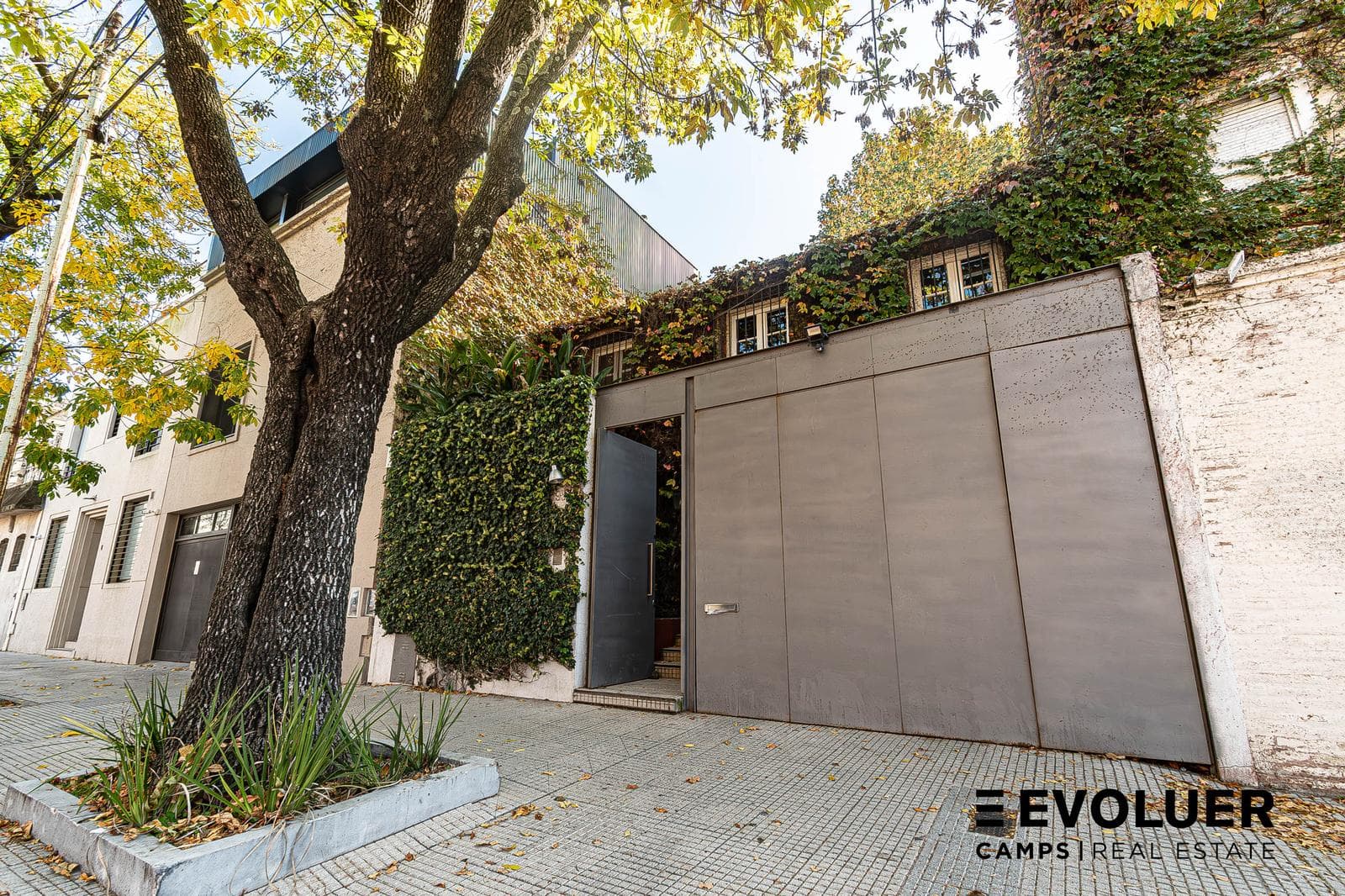 House for Sale with a Garden, Pool, and 2 Carports