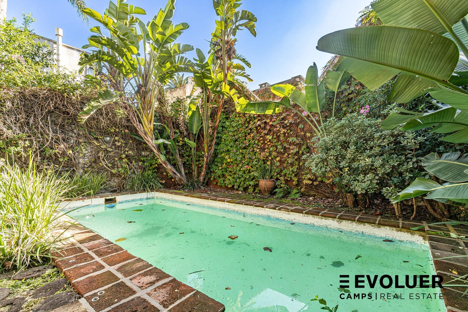 House for Sale with a Garden, Pool, and 2 Carports