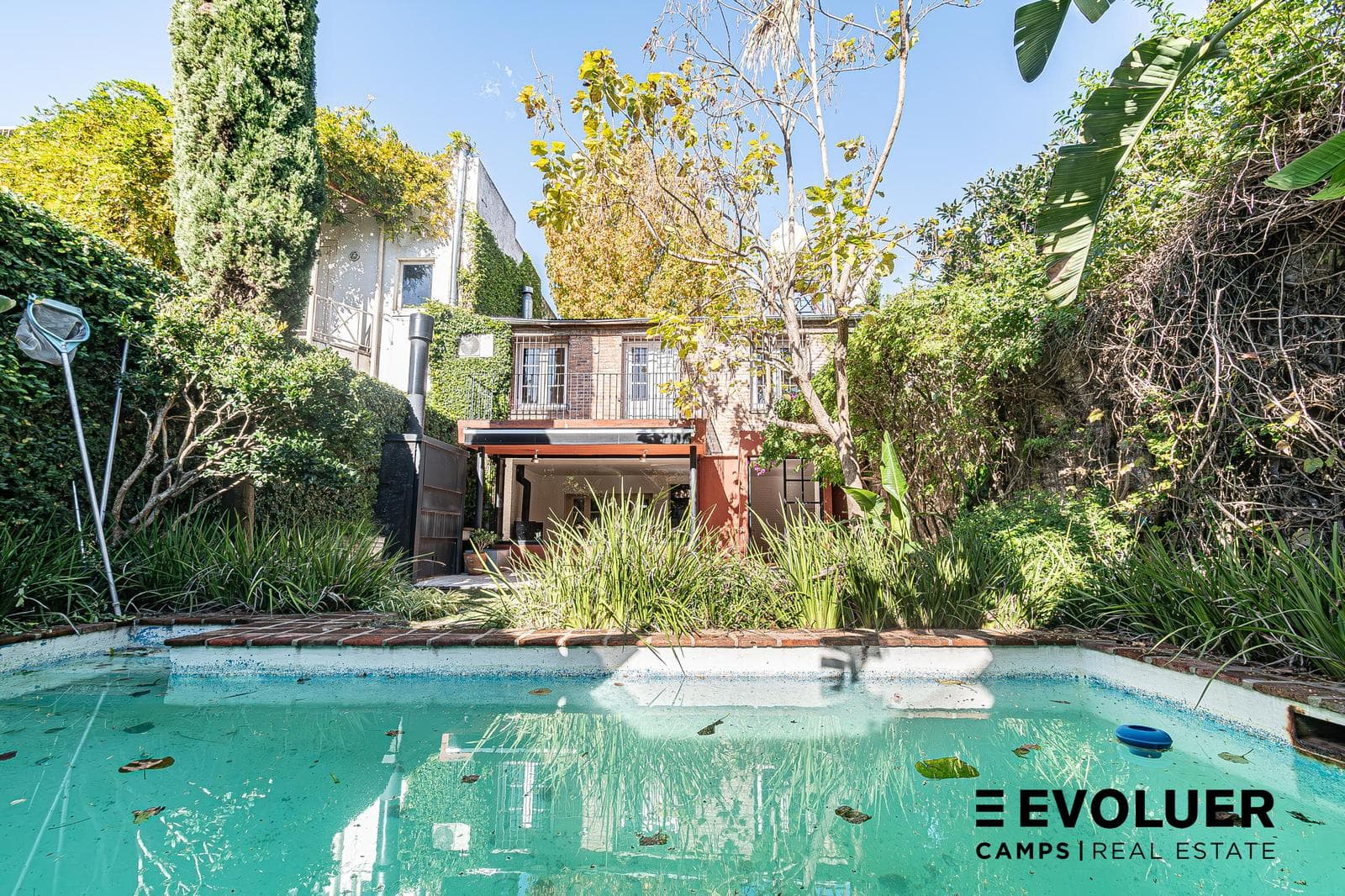 House for Sale with a Garden, Pool, and 2 Carports