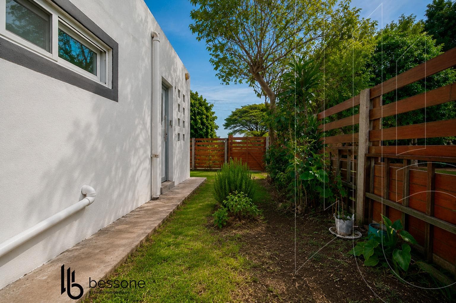 3-Room House in Parque Barrio, Oceanfront