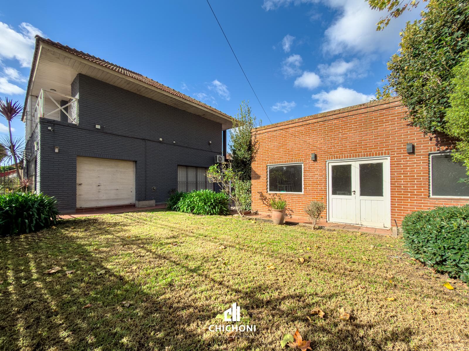 For Sale - 5-Room House - Barbecue, Park, Garage, and Outdoor Dining Area - Financing Available - Santa Mónica Neighborhood