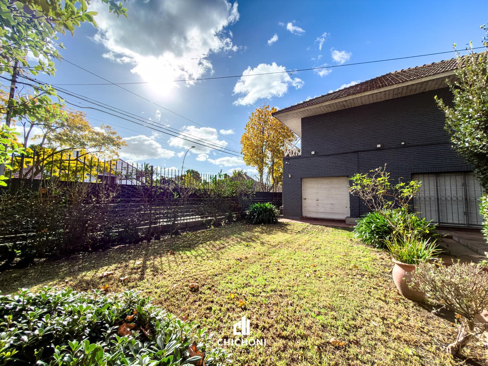 For Sale - 5-Room House - Barbecue, Park, Garage, and Outdoor Dining Area - Financing Available - Santa Mónica Neighborhood
