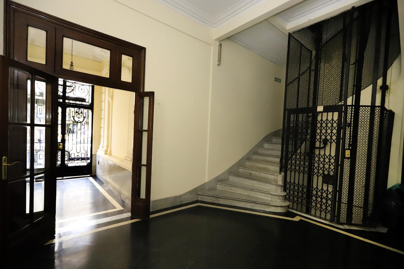 Departamento 4 ambientes más dependencias en Balvanera semipiso señorial venta