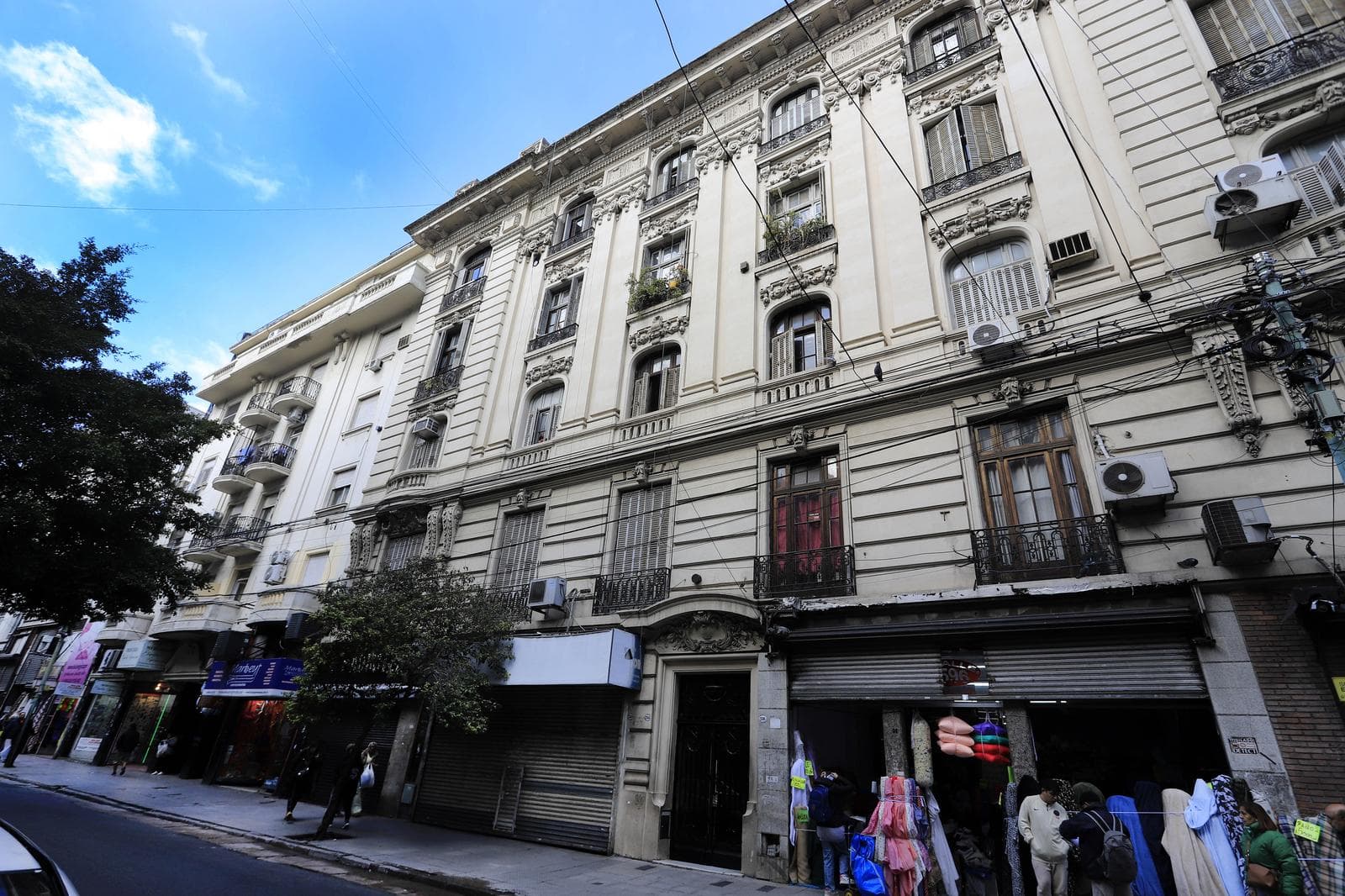 Departamento 4 ambientes más dependencias en Balvanera semipiso señorial venta