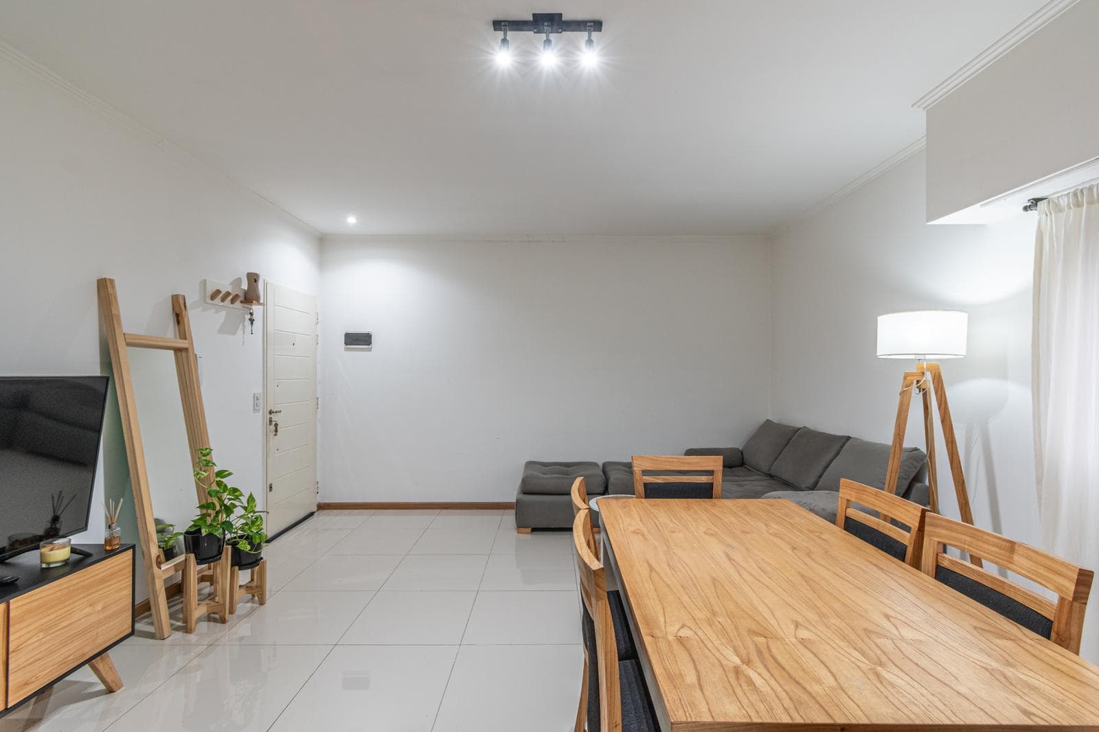 Venta Departamento 2 ambientes con terraza - Primer piso por escalera . Sin expensas.