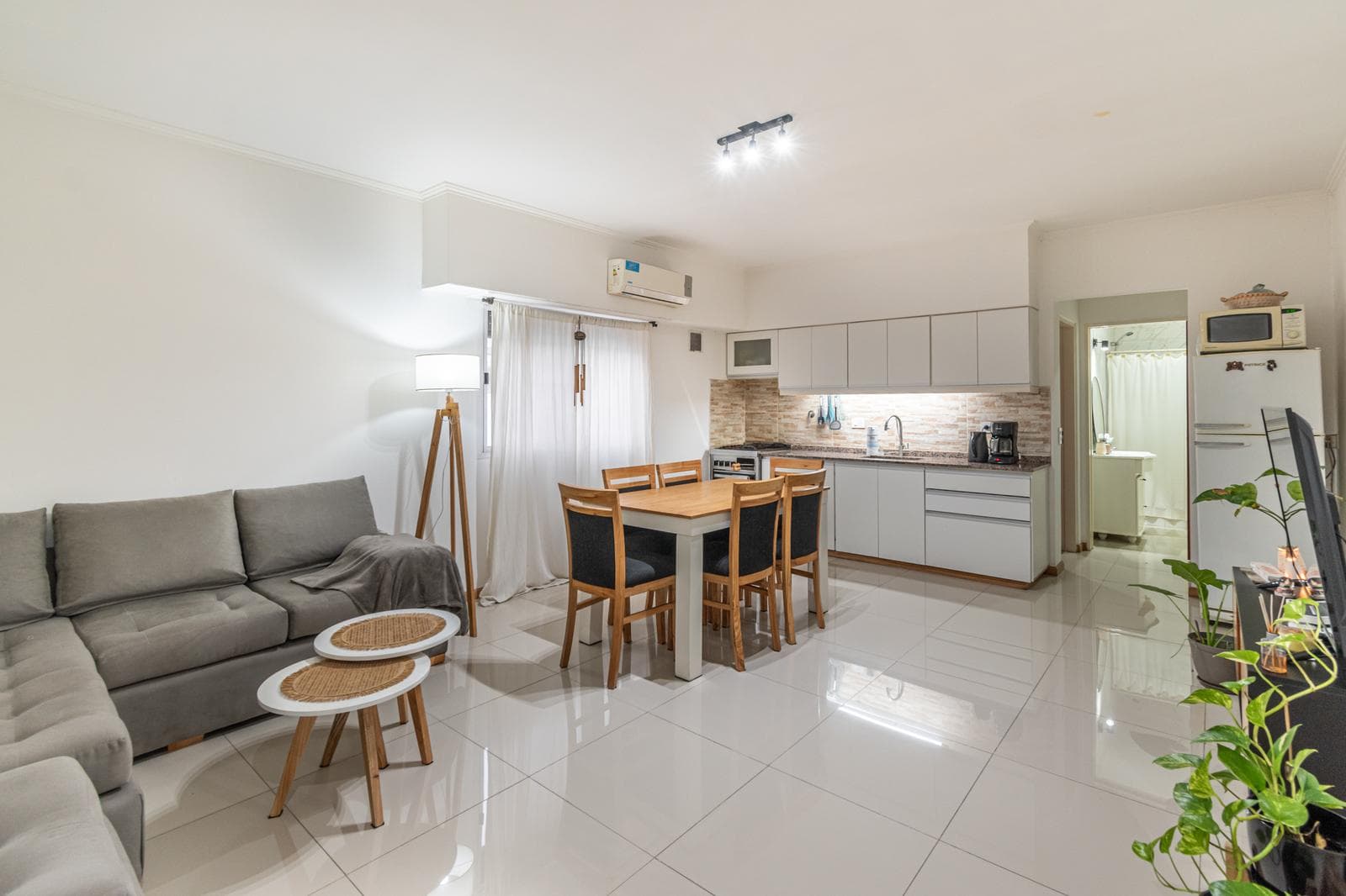 Venta Departamento 2 ambientes con terraza - Primer piso por escalera . Sin expensas.