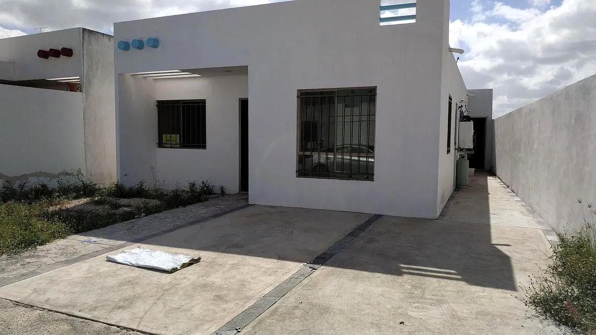 House in the Las Américas Subdivision across from the park, near Super Aki