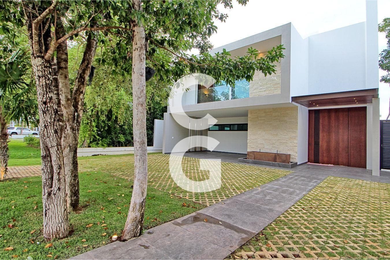 House for Rent in Cancún in the Lagos del Sol Residential Complex, on the Lakefront, with a Pool and Garden