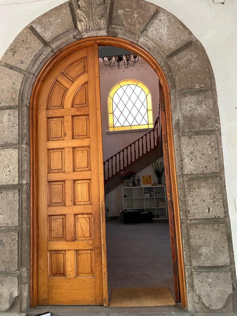 Porfirian-style house for rent with zoning for office use