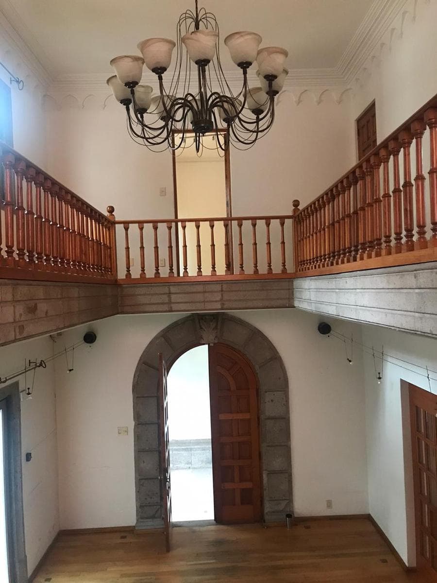 Porfirian-style house for rent with zoning for office use