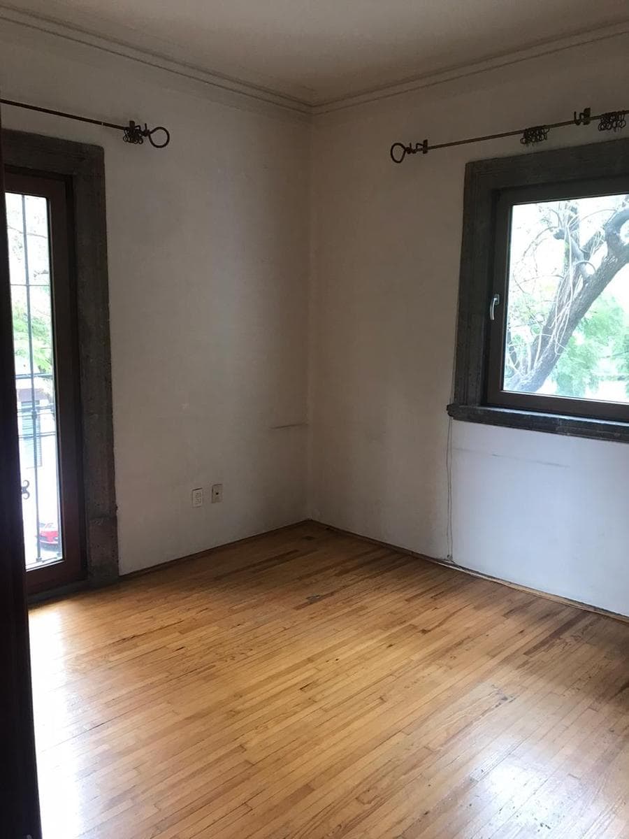 Porfirian-style house for rent with zoning for office use