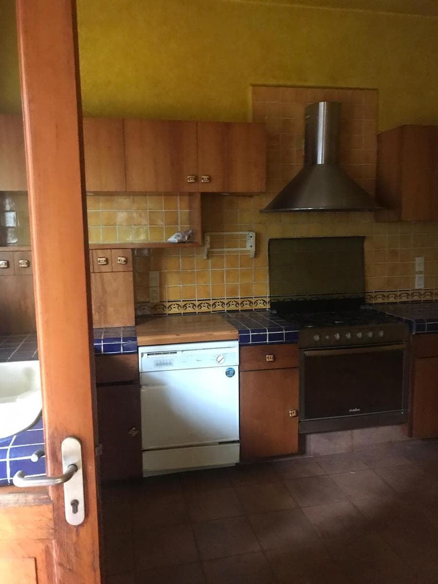 Porfirian-style house for rent with zoning for office use