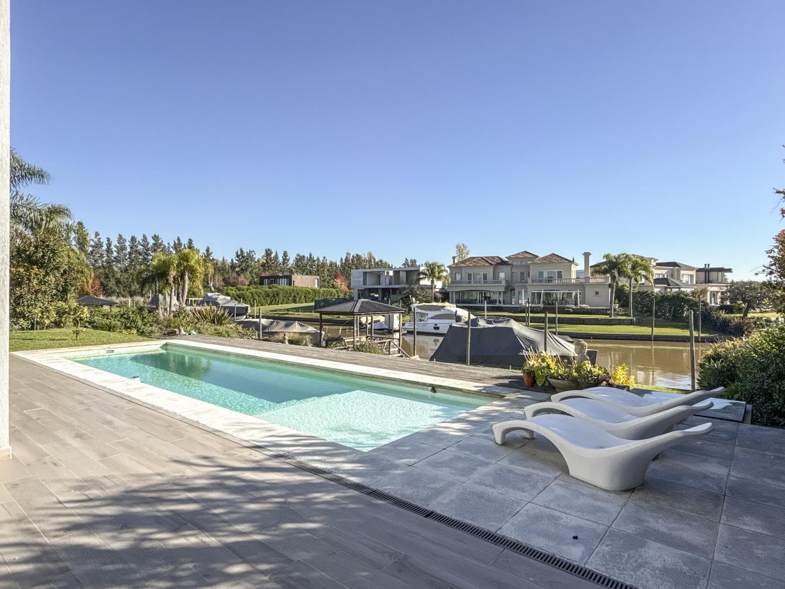 House for sale in Albanueva with its own boat slip