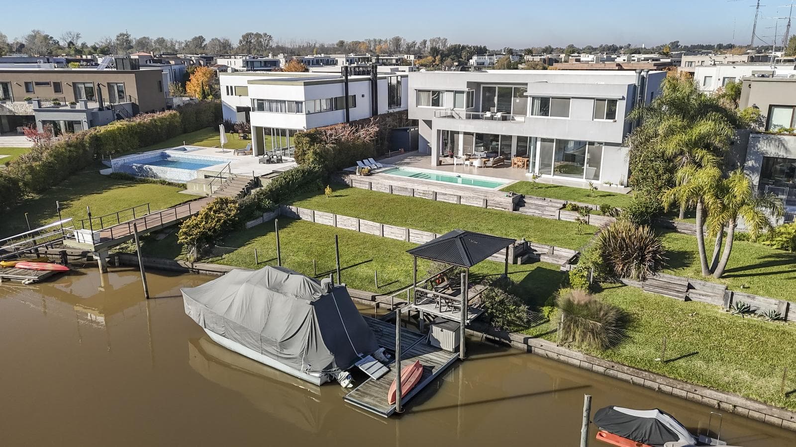 House for sale in Albanueva with its own boat slip