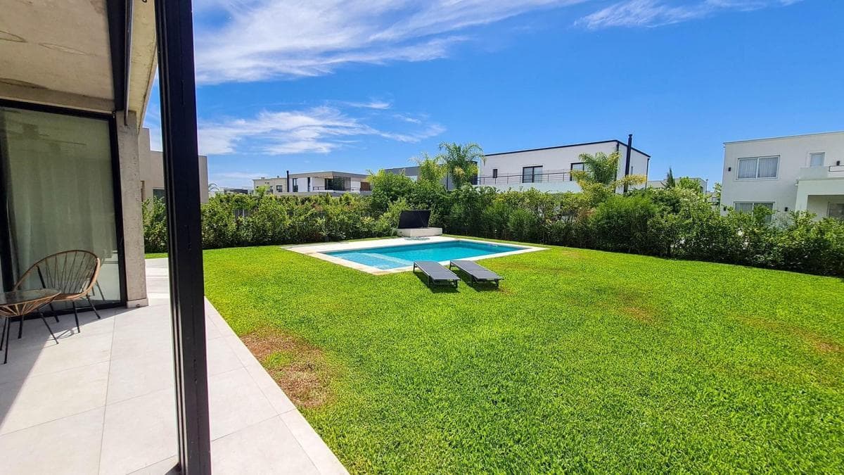 House in Ceibos, Puertos del Lago - Pool Design and Fully Equipped.