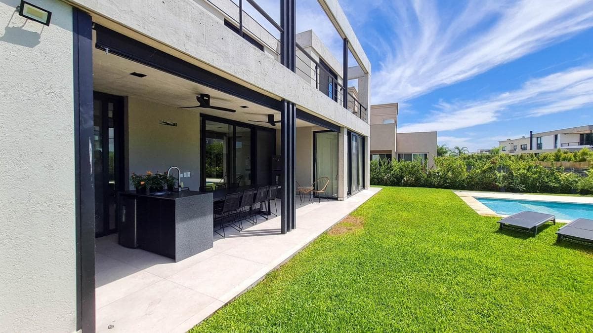 House in Ceibos, Puertos del Lago - Pool Design and Fully Equipped.