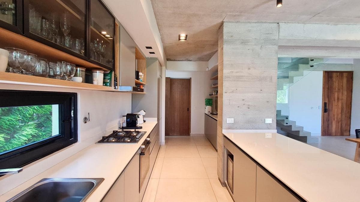 House in Ceibos, Puertos del Lago - Pool Design and Fully Equipped.
