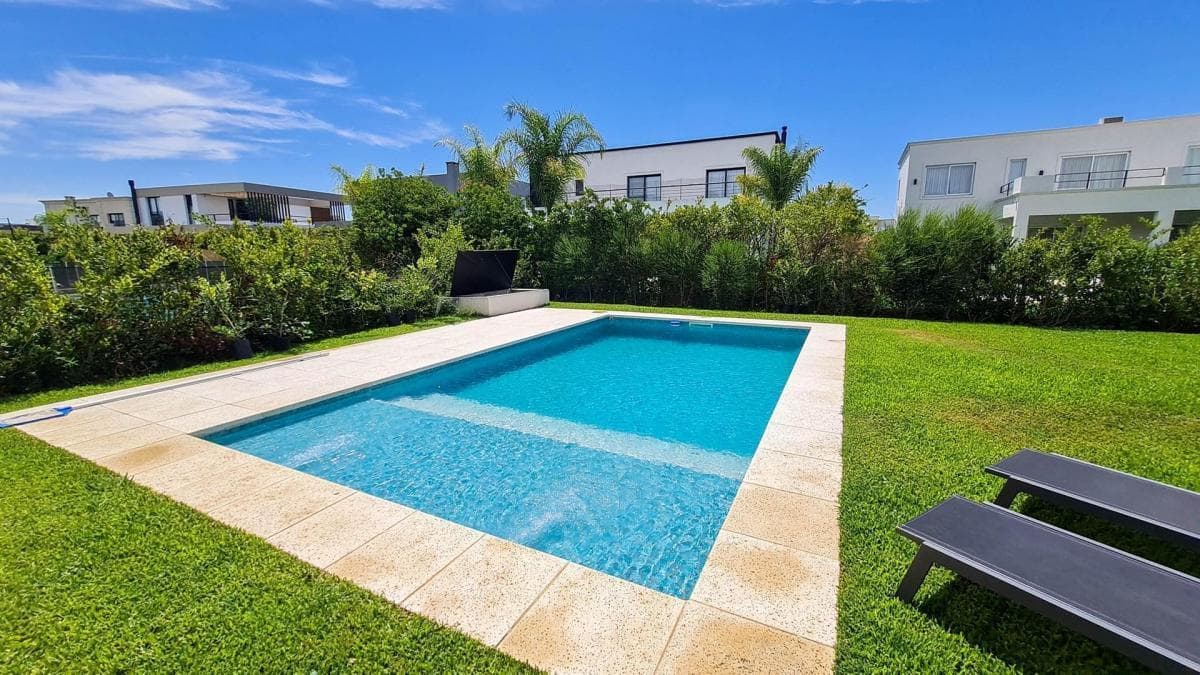 House in Ceibos, Puertos del Lago - Pool Design and Fully Equipped.