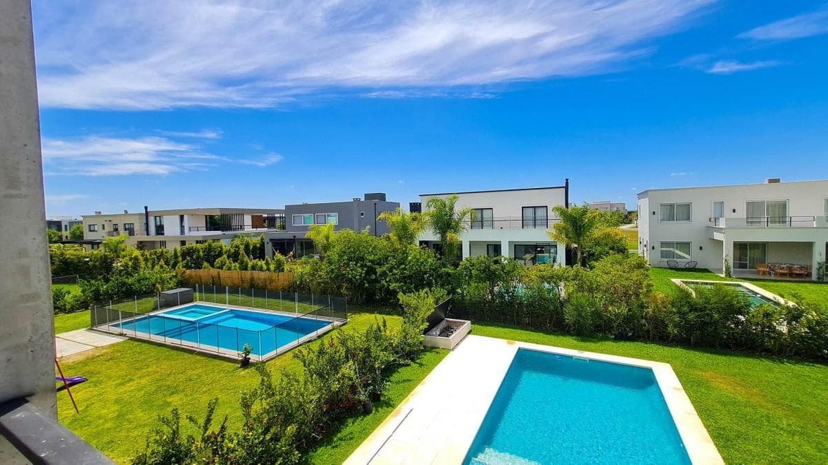 House in Ceibos, Puertos del Lago - Pool Design and Fully Equipped.