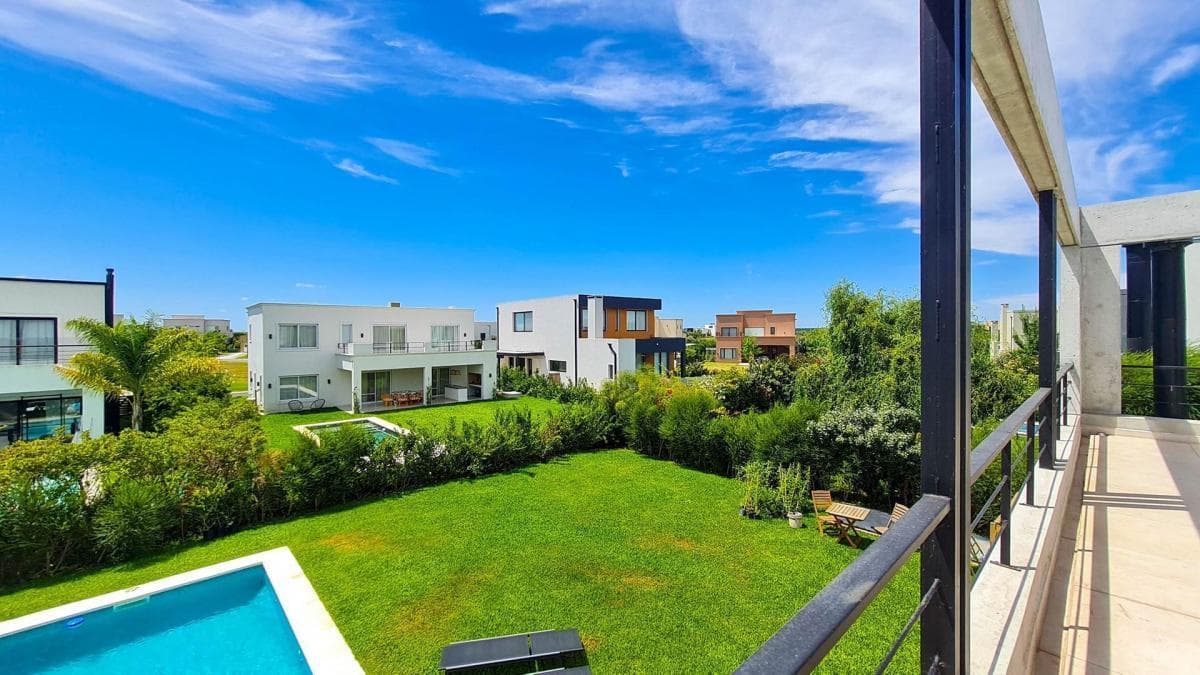 House in Ceibos, Puertos del Lago - Pool Design and Fully Equipped.