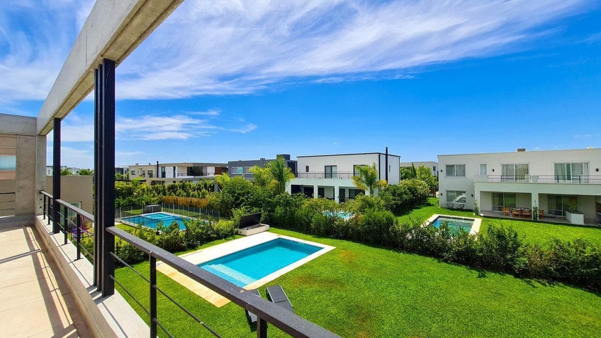 House in Ceibos, Puertos del Lago - Pool Design and Fully Equipped.