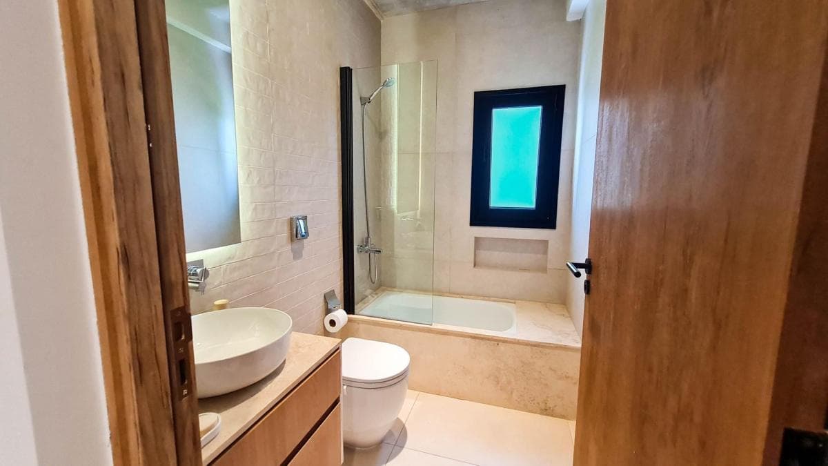 House in Ceibos, Puertos del Lago - Pool Design and Fully Equipped.