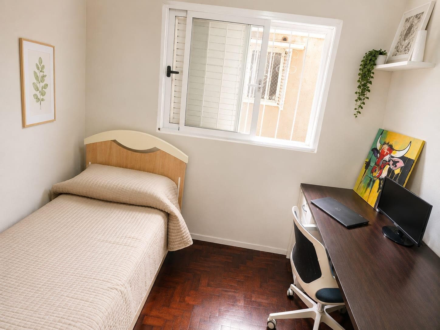 For Sale: Two-Bedroom Apartment with Balcony and Separate Kitchen, Renovated. Abasto