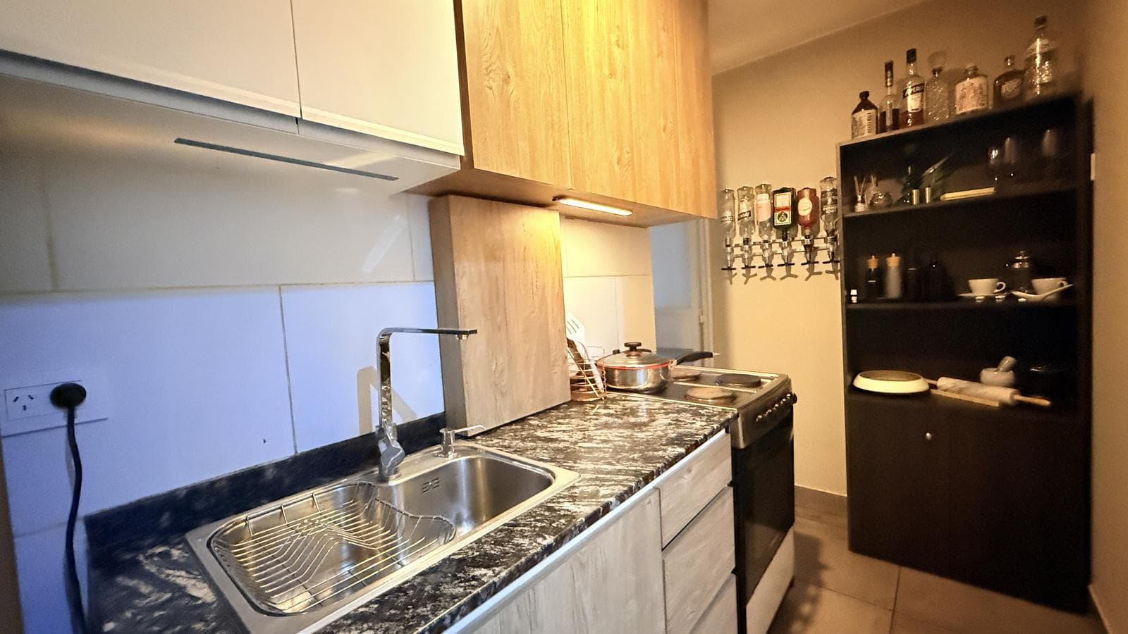 For Sale: Two-Bedroom Apartment with Balcony and Separate Kitchen, Renovated. Abasto