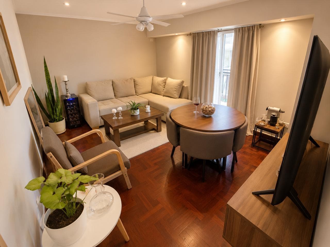 For Sale: Two-Bedroom Apartment with Balcony and Separate Kitchen, Renovated. Abasto