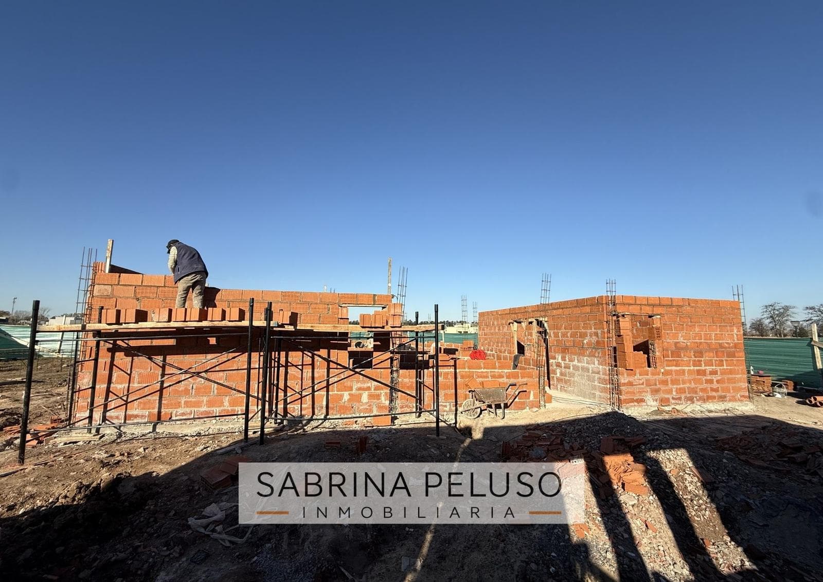 House under construction · Financed · Prados del Oeste II gated community · Moreno