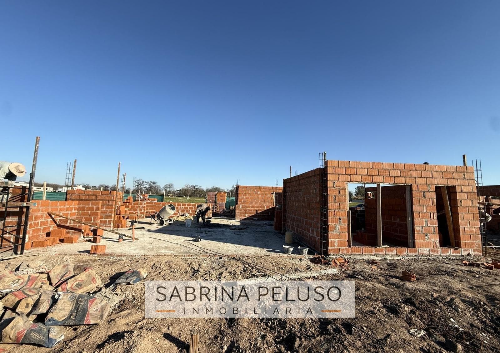 House under construction · Financed · Prados del Oeste II gated community · Moreno