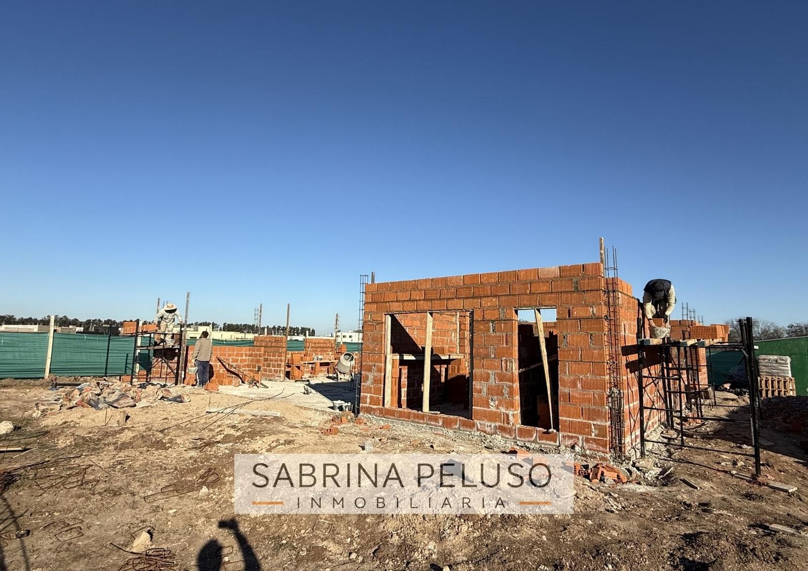 House under construction · Financed · Prados del Oeste II gated community · Moreno