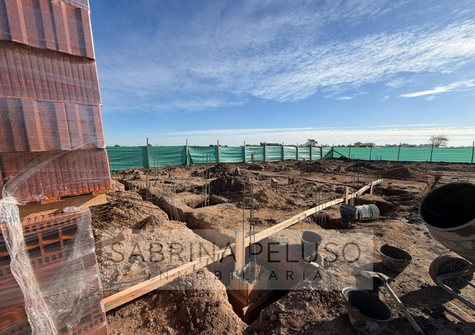 House under construction · Financed · Prados del Oeste II gated community · Moreno
